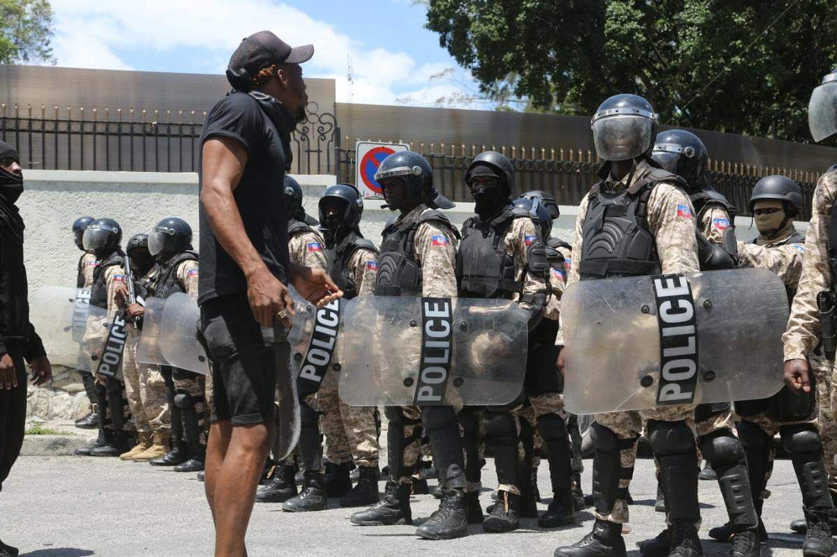 Fed up with surging gang violence, thousands of Haitians took to the streets of Port-au-Prince on Wednesday, April 2, 2025 to protest against armed gangs and demand the resignation of Haiti’s transitional authorities. The demonstration was one of the biggest in recent years.