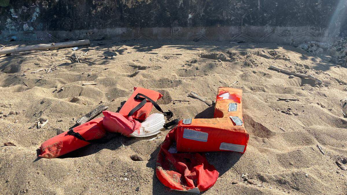 Objetos abandonados por migrantes haitianos en las playas de Rincón, Puerto Rico, el 24 de enero.