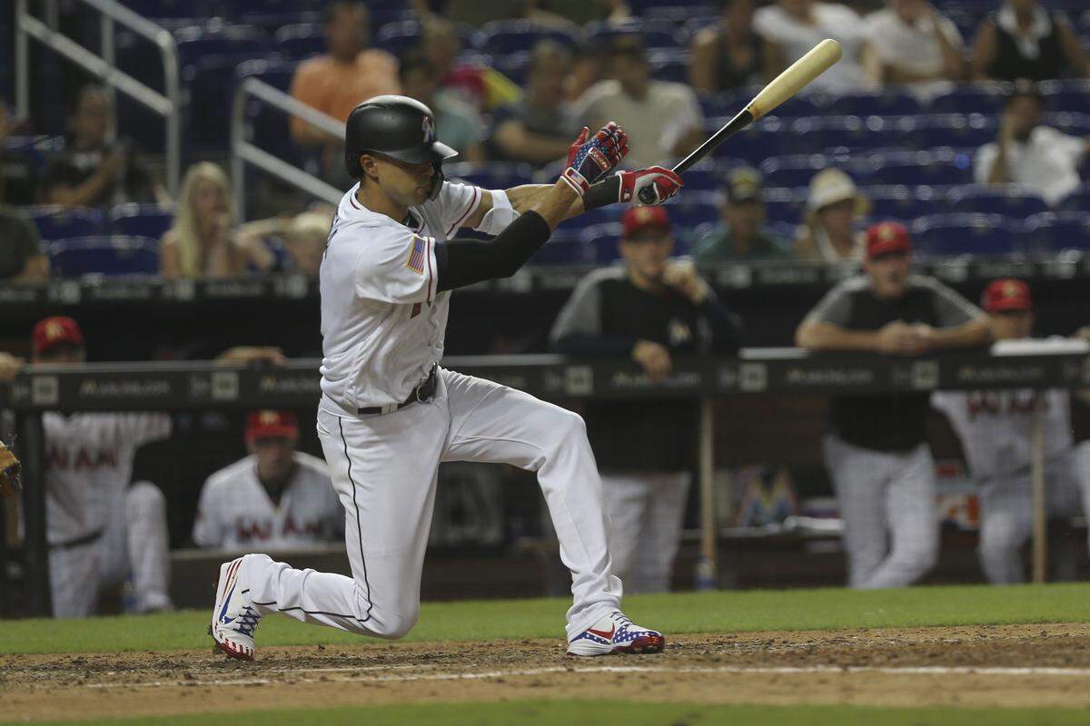 Yadiel Rivera (2) of the Miami Marlins hits in the winning run in the 10th inning against the Mets at Marlins Park in Miami, Monday, July 2, 2018.