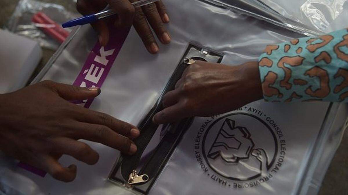 A woman casts her ballot at a polling station at the Canape Vert market, in the Haitian Capital of Port-au-Prince, on January 29, 2017 during the local and legislative elections. Haiti is holding elections for 5,536 posts, including runoffs for eight Senate seats. / AFP / HECTOR RETAMAL (Photo credit should read HECTOR RETAMAL/AFP via Getty Images)