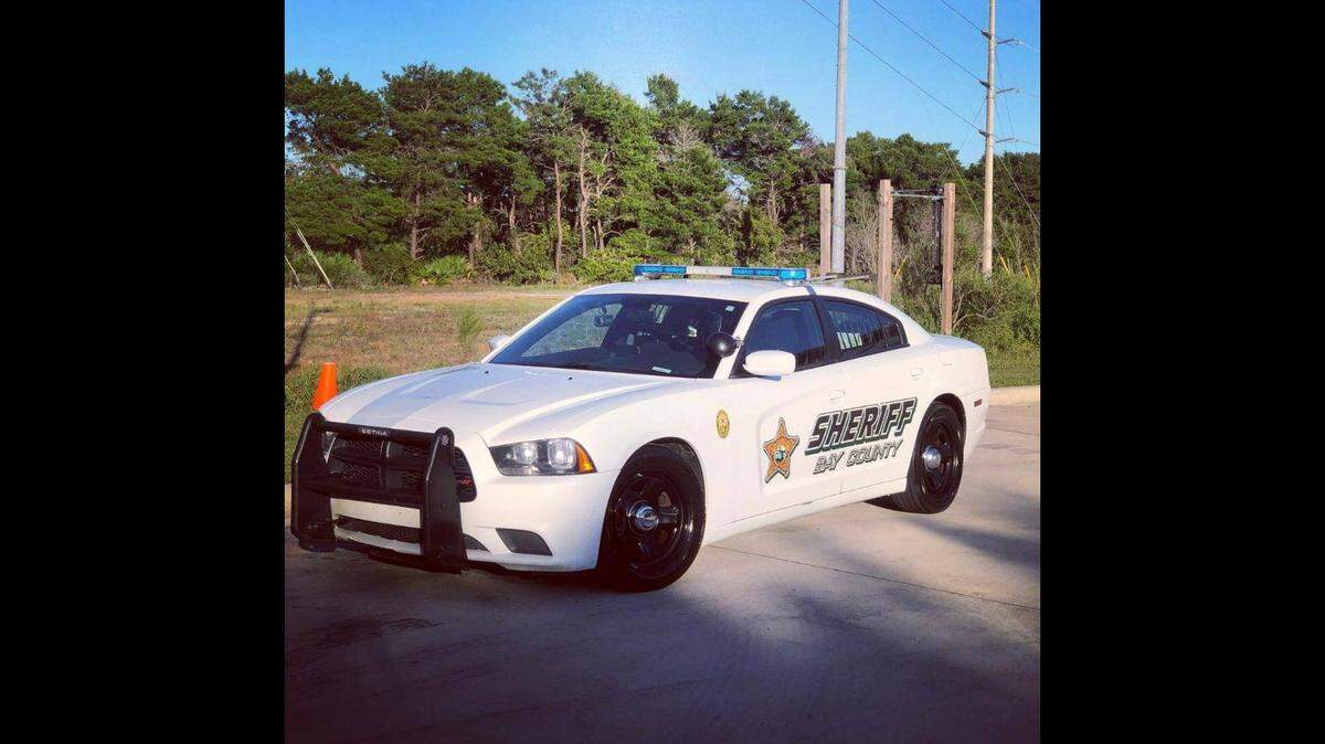 Un extraño enfrentamiento policial tuvo lugar en la Florida cuando el abogado de un caso de abusos sexuales a menores se metió en su auto con la niña y se negó a salir durante una hora, según la Policía del Condado Bay.