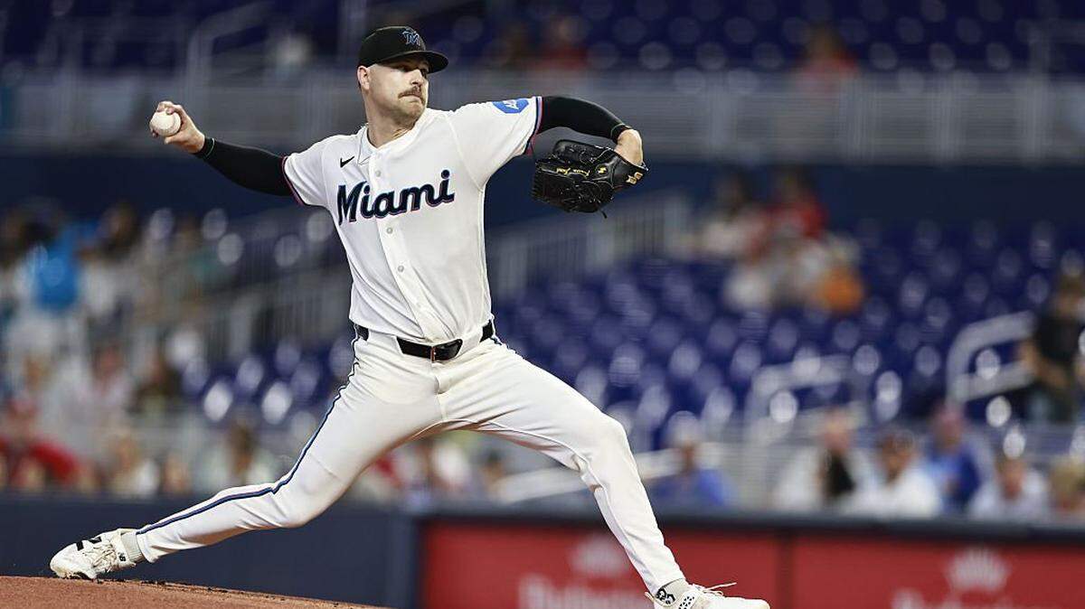 MIAMI, FLORIDA - APRIL 22: Janson Junk #26 of the Miami Marlins delivers during the first inning against the St. Louis Cardinals at loanDepot park on April 22, 2026 in Miami, Florida. (Photo by Carmen Mandato/Getty Images)
