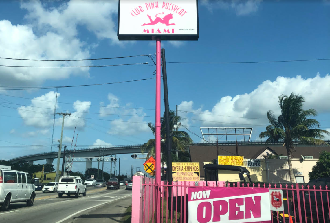 Letrero que anuncia que el Club Pink Pussycat ya está funcionando otra vez.
