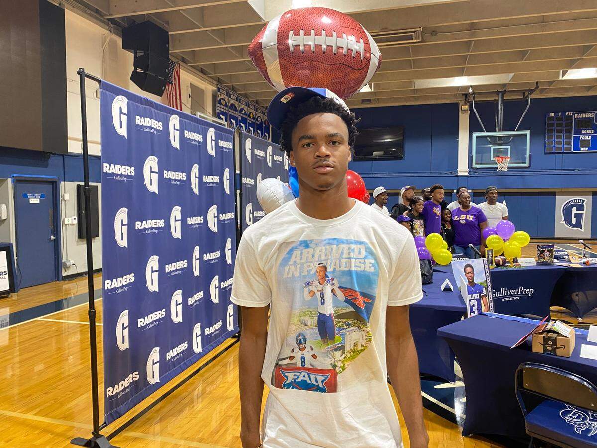 Gulliver cornerback Antonio Smith signed with the Florida Atlantic Owls on Wednesday morning.
