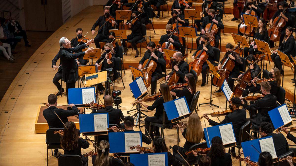 Michael Tilson Thomas dirige la New World Symphony el 6 de mayo de 2022. Tilson Thomas dejará el cargo de director artístico de la sinfónica por motivos de salud.