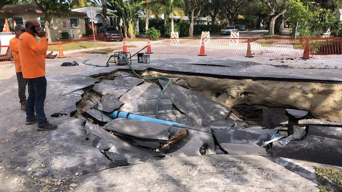 Crews repair main water break in the city of Hollywood on Dec. 21, 2022.