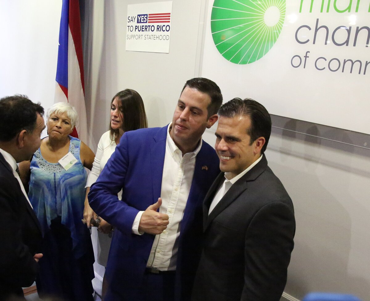 Jeremy Kozyak, with Progress Puerto Rico, poses for a photo with Puerto Rico’s Governor, Ricardo Rosselló, who was in Miami on Friday, Oct. 26, 2018, to speak at a town hall.