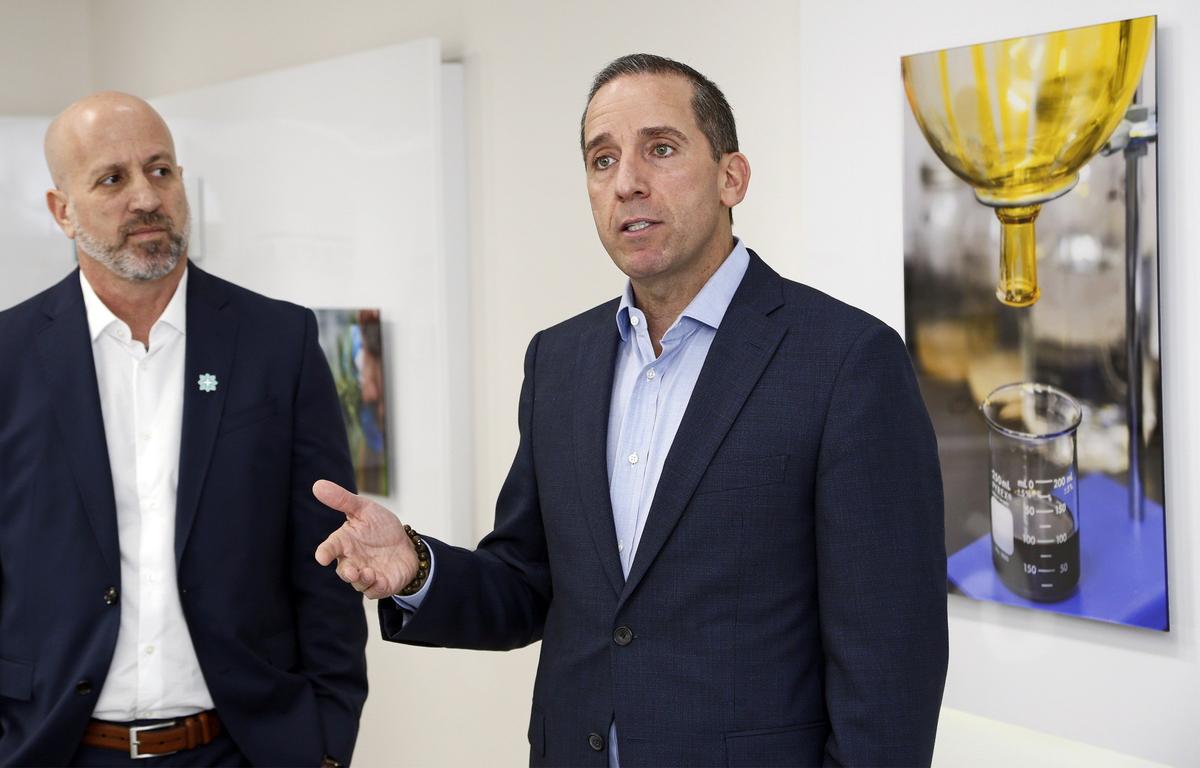 Mark Batievsky (izq), director de operaciones de Knox Medical, y su presidente ejecutivo, José Javier Hidalgo, hablan de los servicios que presta la empresa en el nuevo dispensario de marihuana medicinal de la compañía en North Miami Beach, el 16 de enero del 2019.