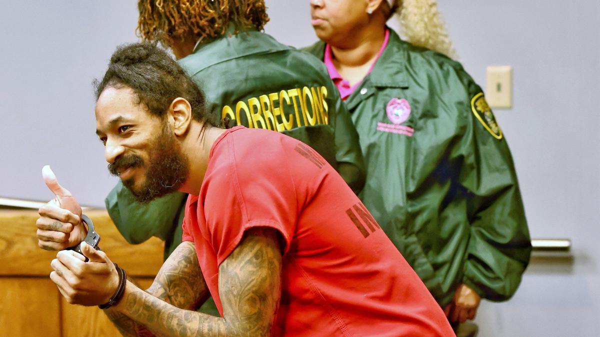 A Steven Gallon IV, hijo de Steve Gallon, miembro de la Junta Escolar de Miami Dade, se le denegó la fianza en el Tribunal de Circuito de Miami-Dade el jueves, en un caso en el que fue acusado de dispararle a un policía encubierto de Miami-Dade.