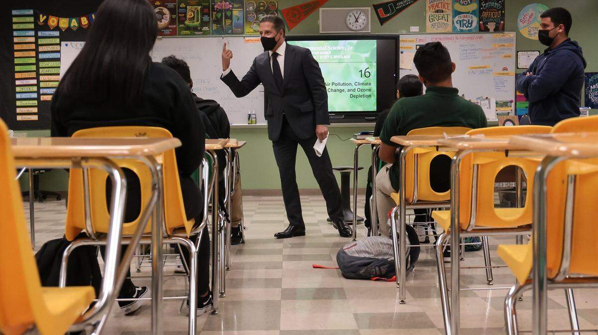El superintendente Alberto Carvalho enseña una clase de Ciencias Ambientales de noveno grado en la preparatoria Miami Jackson 4 de enero de 2022, debido al elevado número de maestros enfermos de COVID  en el sur de la Florida.