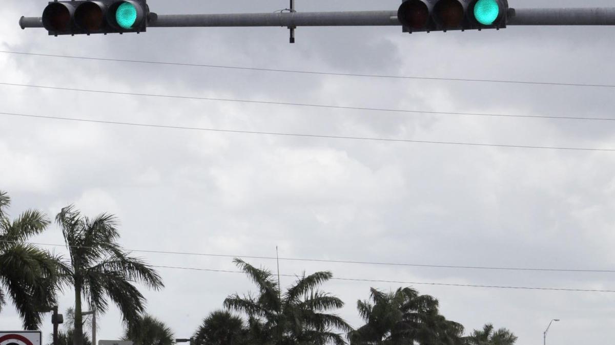 Una cámara de detección de autos en el semáforo de la intersección de U.S. 1 y Southwest 72 Court, junto a la estación de Dadeland South Metrorail. Este tipo de equipos se instalarán en los cruces de Miami-Dade como parte de un contrato de $160 millones que ha sufrido retrasos.