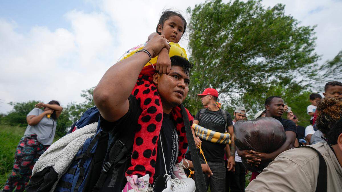 Migrantes llegan al lado mexicano de la ribera del Río Grande, con planes de cruzar a Estados Unidos desde Matamoros, México, el jueves 11 de mayo de 2023. Las restricciones de asilo en EEUU relacionadas con la pandemia, conocidas como Título 42, expiraron el 11 de mayo. (AP Photo/Fernando Llano)