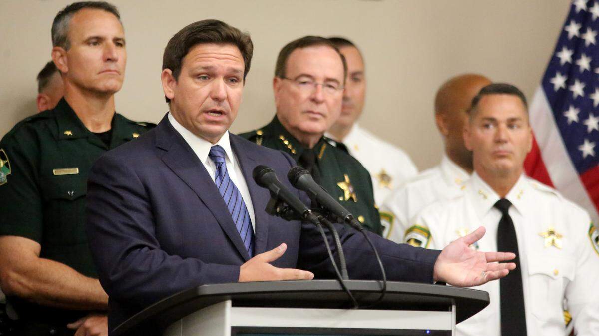 El gobernador Ron DeSantis, anuncia la suspensión del fiscal estatal del Condado Hillsborough, Andrew Warren, durante una conferencia de prensa el 5 de agosto de 2022 en Tampa.
