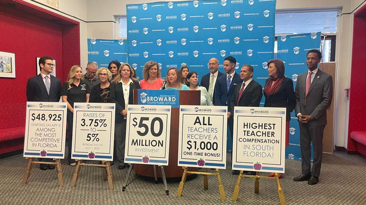 La presidenta de la Junta Escolar del Condado Broward, Lori Alhadeff, habló el martes 7 de febrero de 2023, junto a miembros de la junta y líderes sindicales, después de aprobar un aumento salarial para maestros y personal docente.
