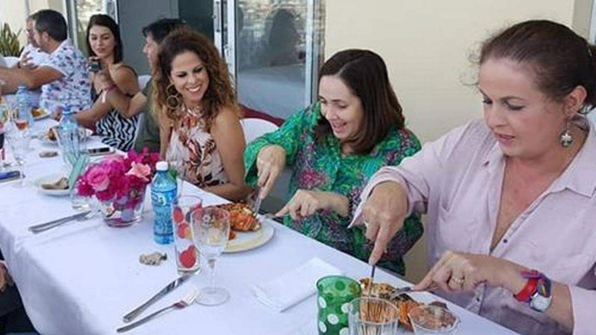 Mariela Castro during a dinner with Spanish singer Pastora Soler and Carla Antonelli. The photo was later deleted from Facebook. Screenshot courtesy of Cibercuba.