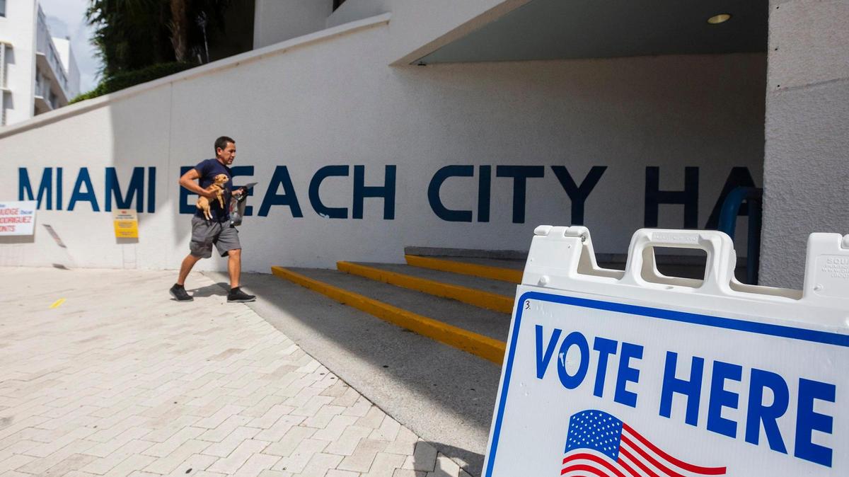 A person enters Miami Beach City Hall during early voting Aug. 8, 2022.