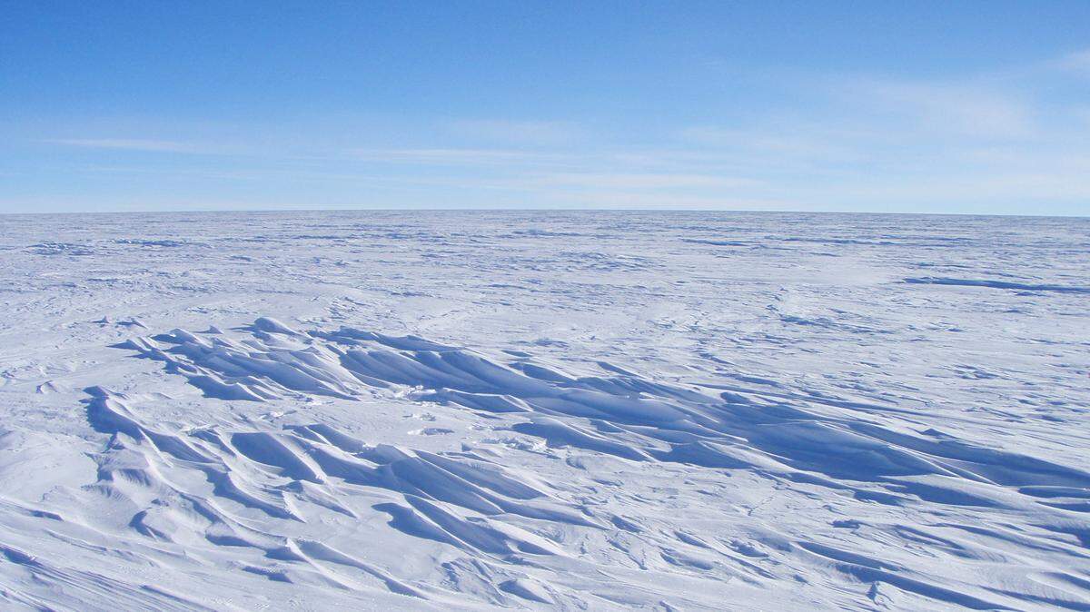 Una cresta alta de la Antártida, en la meseta antártica oriental, registra las temperaturas más frías de la Tierra, según la NASA.