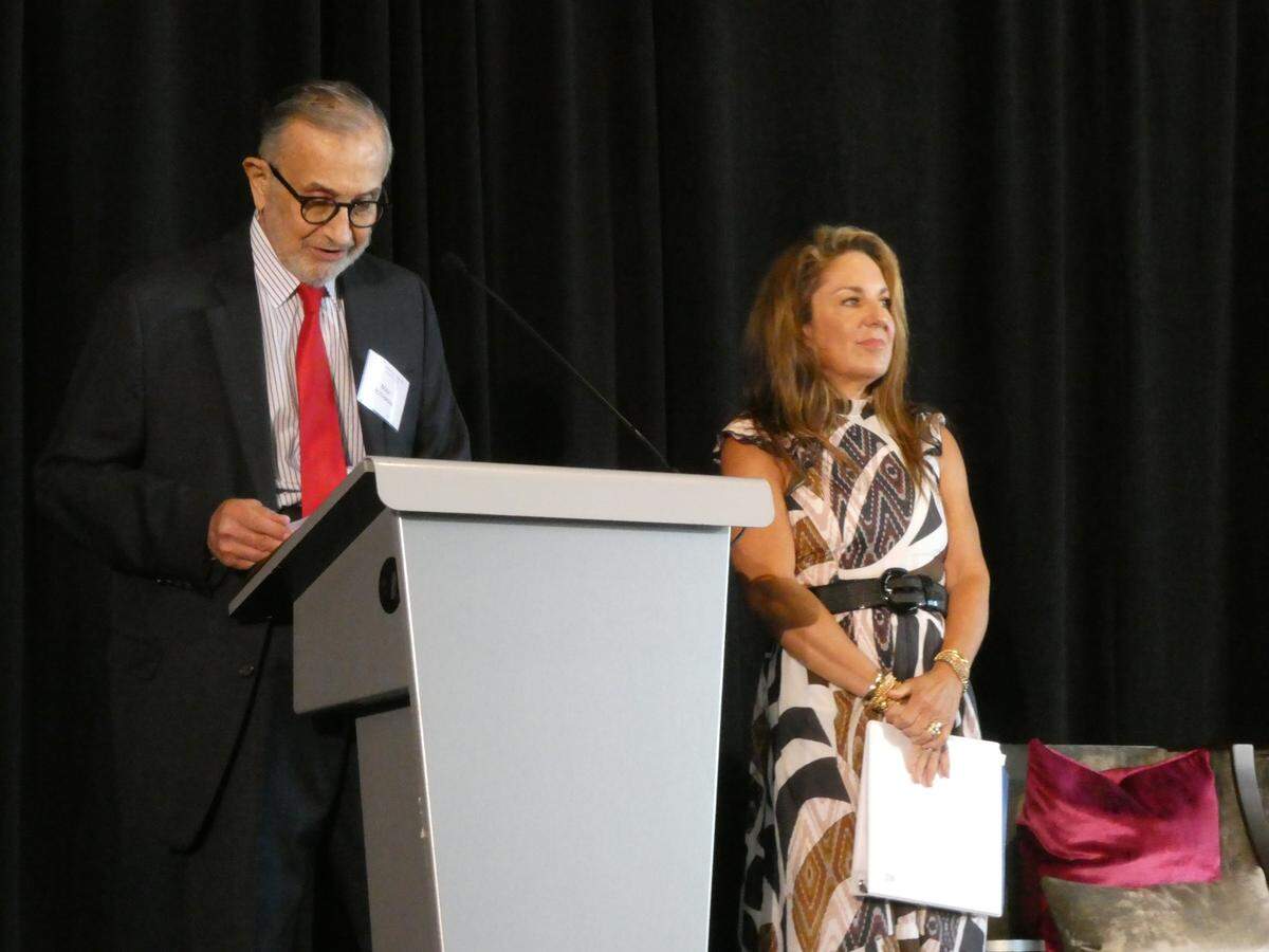 Max Rothman, presidente y presidente ejecutivo de Alliance for Aging, presentando a Michelle Branham, secretaria del Departamento de Asuntos de la Tercera Edad de la Florida, durante la conferencia anual "The New Face for Aging", celebrada el 26 de octubre de 2023 en Coral Gables.