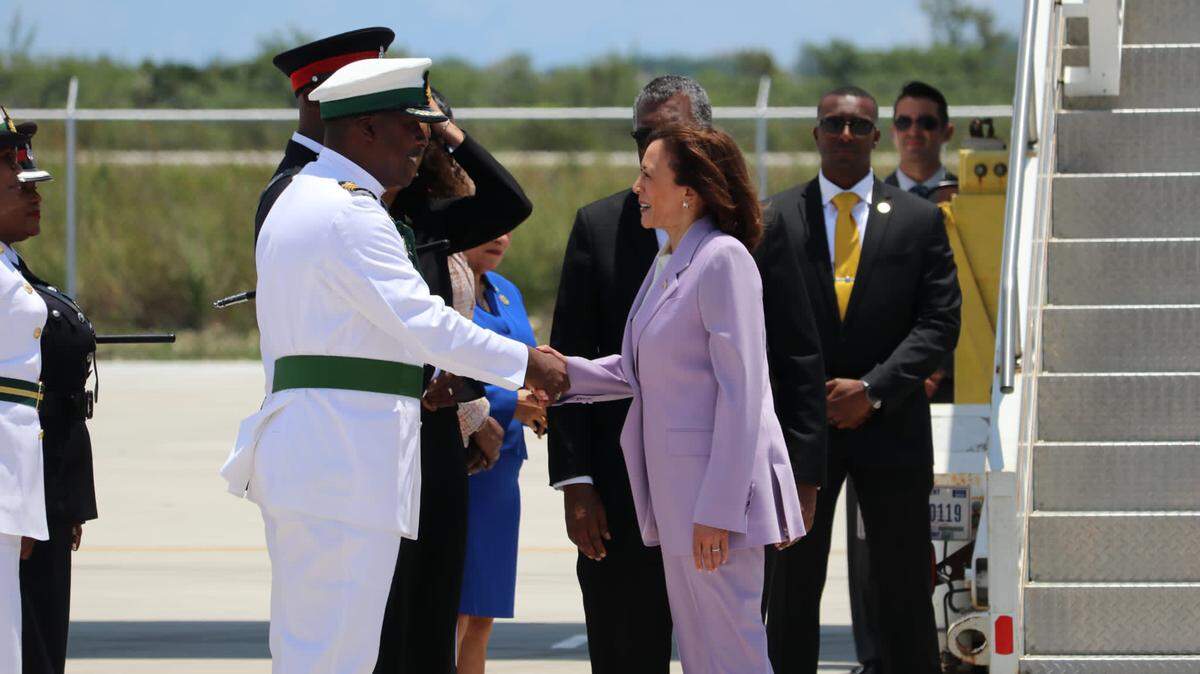 La vicepresidenta Kamala Harris Harris aterrizó en el  Air Force 2 en un aeropuerto privado en las Bahamas y fue recibida por la banda de la Real Policía de Bahamas y una multitud de asistentes.