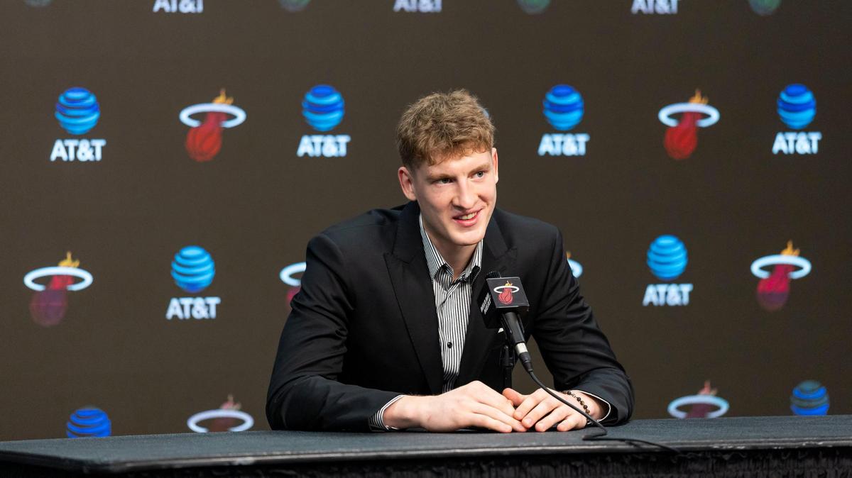 El novato Kasparas Jakucionis habla durante en la conferencia de prensa de su presentación como jugador del Heat, el 27 de junio de 2025 en Miami.