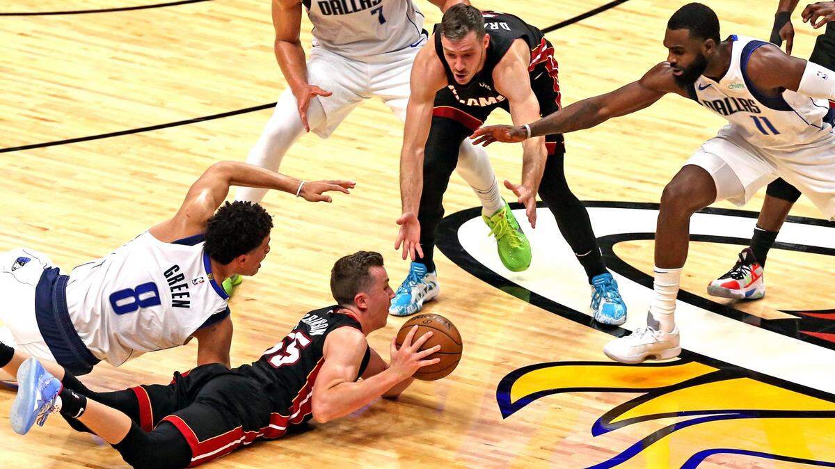 El escolta del Heat Duncan Robinson (55) agarra un balón suelto contra los Mavericks el 4 de mayo de 2021 en el AmericanAirlines Arena, en Miami.