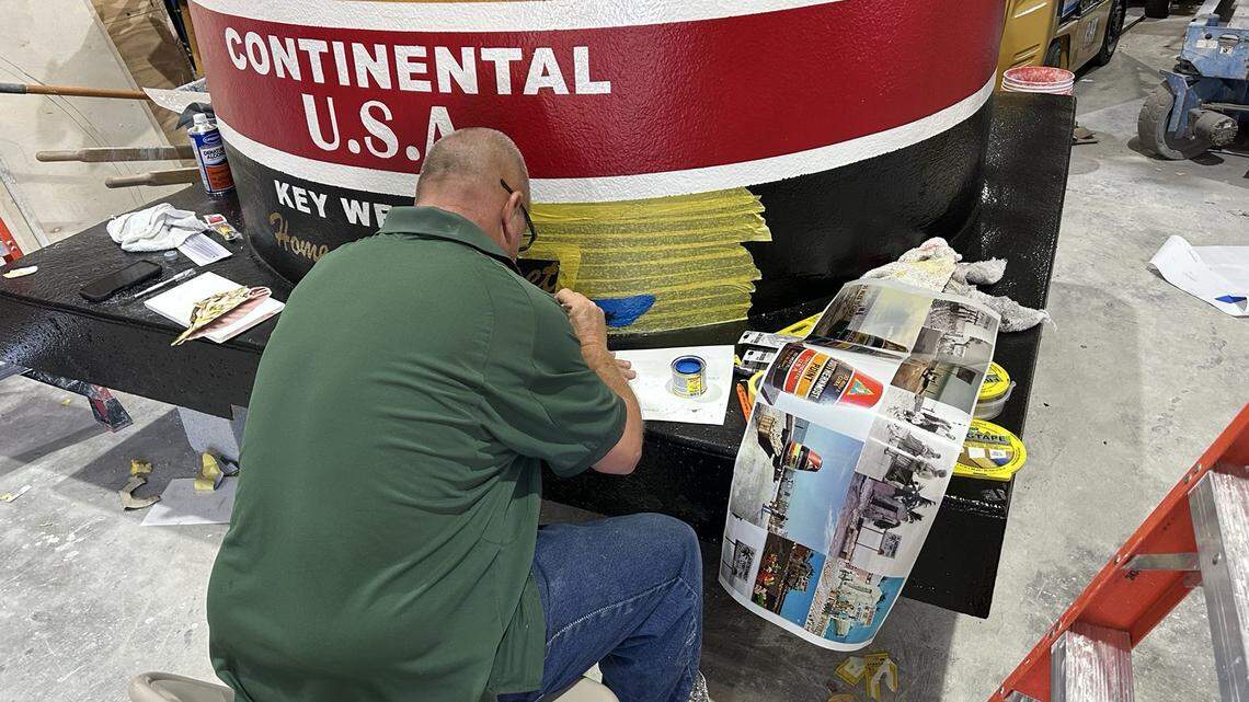 Una toma del trabajo en la réplica de la boya dentro de un espacio de trabajo en mayo de 2025. Paul Cassidy, de Servicios Comunitarios, es una de las personas que trabajan en la boya temporal mientras el parque donde se encuentra la original se somete a reparaciones a fines del verano o principios del otoño de 2025.