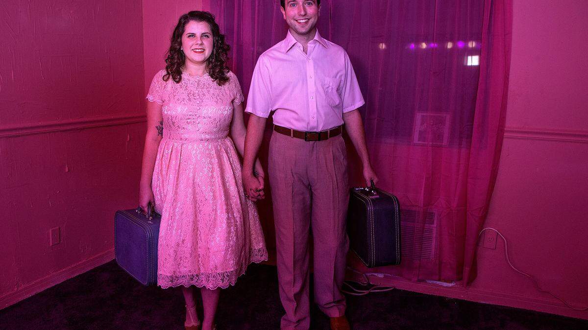 Amy Coker y Robert Fritz interpretan a una pareja en luna de miel en torno a 1956 en 'Miami Motel Stories: North Beach'.