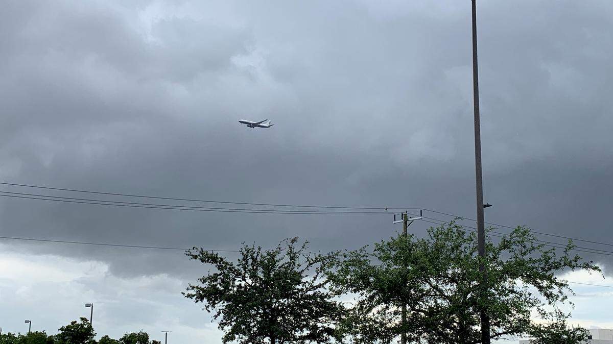 Cuando un piloto sufrió una emergencia médica un pasajero sin experiencia solicitó ayuda por la radio y bajo la dirección de un operador de la torre de control del aeropuerto internacional de Palm Beach, Florida, logró aterrizar la aeronave sin contratiempos.
