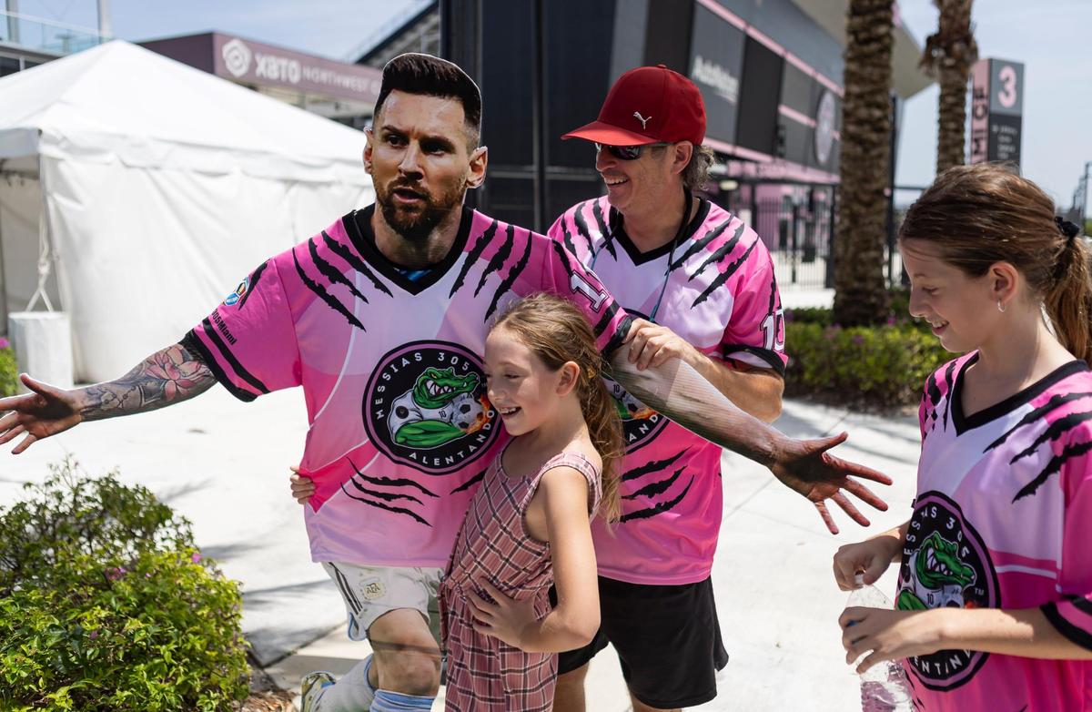 De izquierda a derecha: Mia Moyano, de 10 años, Eduardo Moyano, de 52, y Lis Moyano, de 13, frente al estadio DRV PNK, el martes 11 de julio de 2023, en Fort Lauderdale, Florida. Los aficionados se reunieron cerca del DRV PNK Stadium en previsión de la llegada de Lionel Messi, quien dijo que se uniría al Inter Miami CF después de dejar el Paris Saint-Germain FC como agente libre.