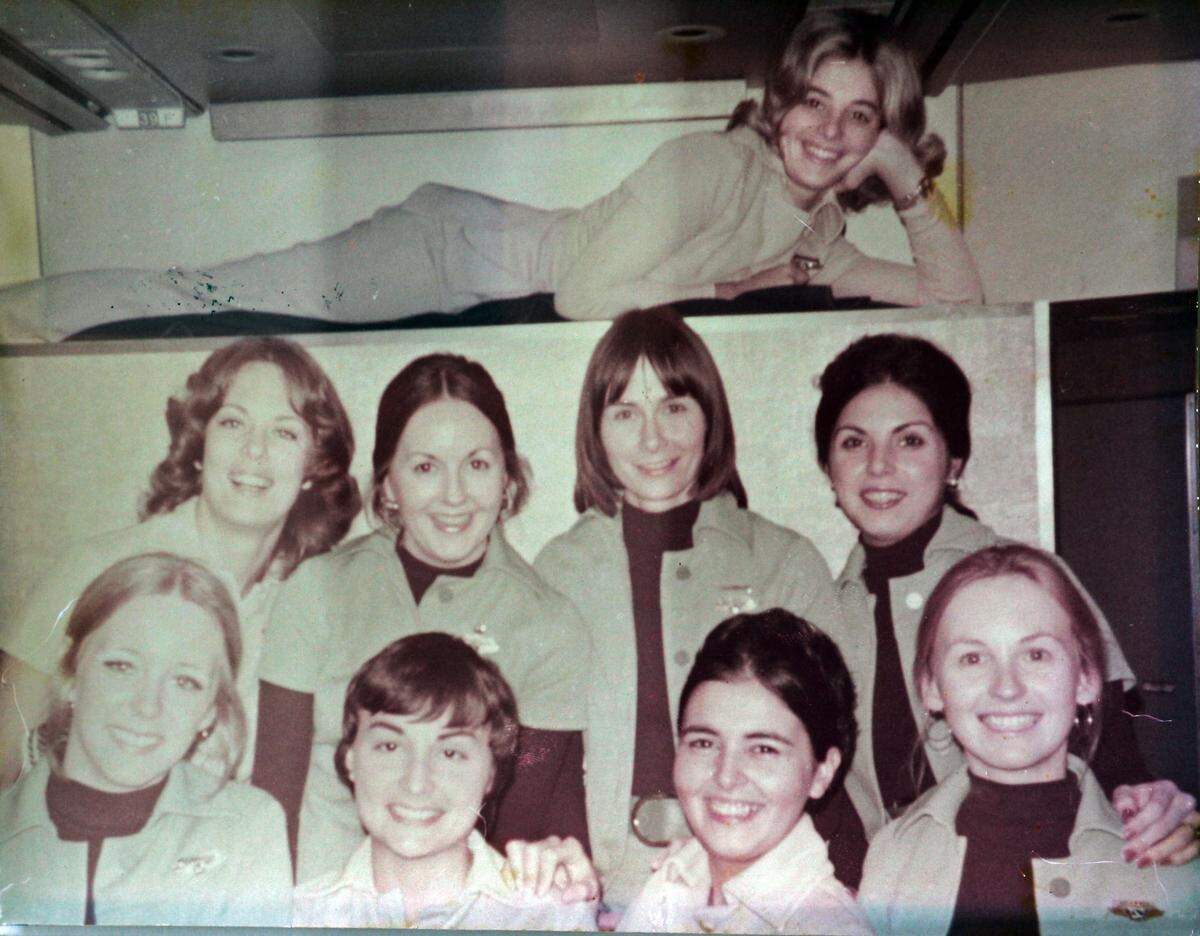 Foto de las asistentes de vuelo del 401 de Eastern Airlines, tomada la mañana antes del vuelo. Arriba: Patty George. Fila central, desde la izquierda: Patricia Ghysells (fallecida), Trudy Smith, Adrianne Hamilton y Mercy Ruiz. Fila inferior, desde la izquierda: Sue Tebbs, Dottie Warnock, Beverly Raposa y Stephanie Stanich (fallecida). .