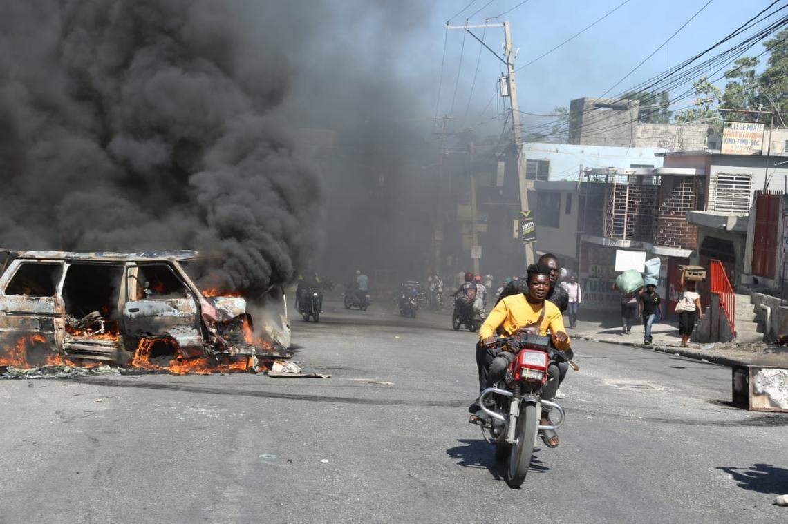 Fed up with surging gang violence, thousands of Haitians took to the streets of Port-au-Prince on Wednesday, April 2, 2025 to protest against armed gangs and demand the resignation of Haiti’s transitional authorities. The demonstration was one of the biggest in recent years.