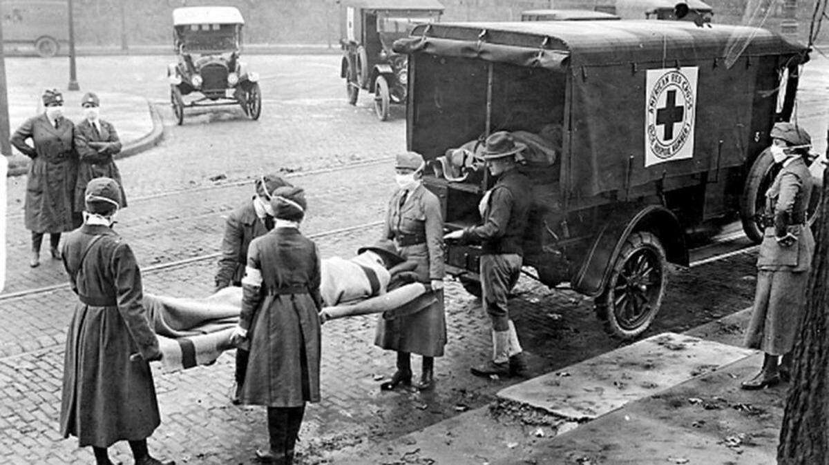 Members of the American Red Cross remove Spanish influenza victims from a house in St. Louis, Missouri, in 1918.