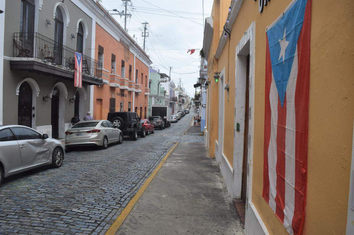 Puerto Rico decretó un toque de queda y ha ordenado el cierre de todos los negocios no esenciales para tratar de controlar la propagación del coronavirus. Esto ha afectado grandemente la vida en el Viejo San Juan, que en tiempos normales es un hervidero de turistas.