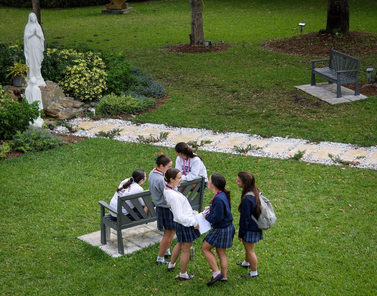 Los estudiantes de la Our Lady of Lourdes Catholic Academy en South Miami conversan entre ellos durante el recreo del almuerzo, el miércoles 27 de marzo de 2024, en Miami, Florida. Our Lady of Lourdes tiene un límite en la asistencia estudiantil, lo que ha hecho que muchas solicitudes de estudiantes sean puestas en una lista de espera.