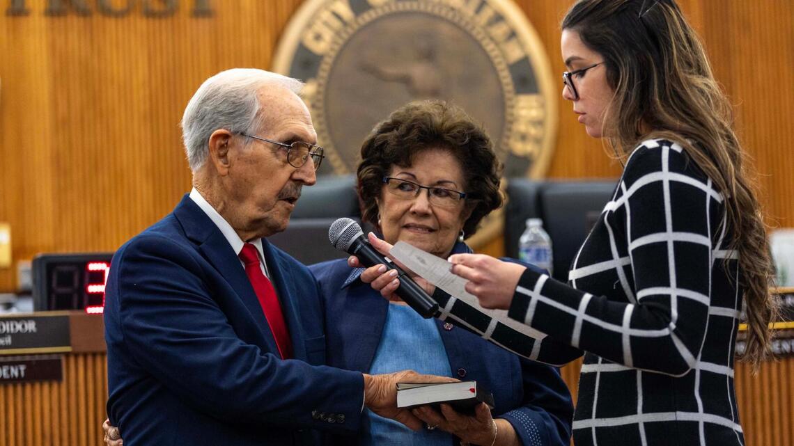 Concejo de Hialeah llena puesto vacante que dejó oponente del alcalde con hombre de 86 años