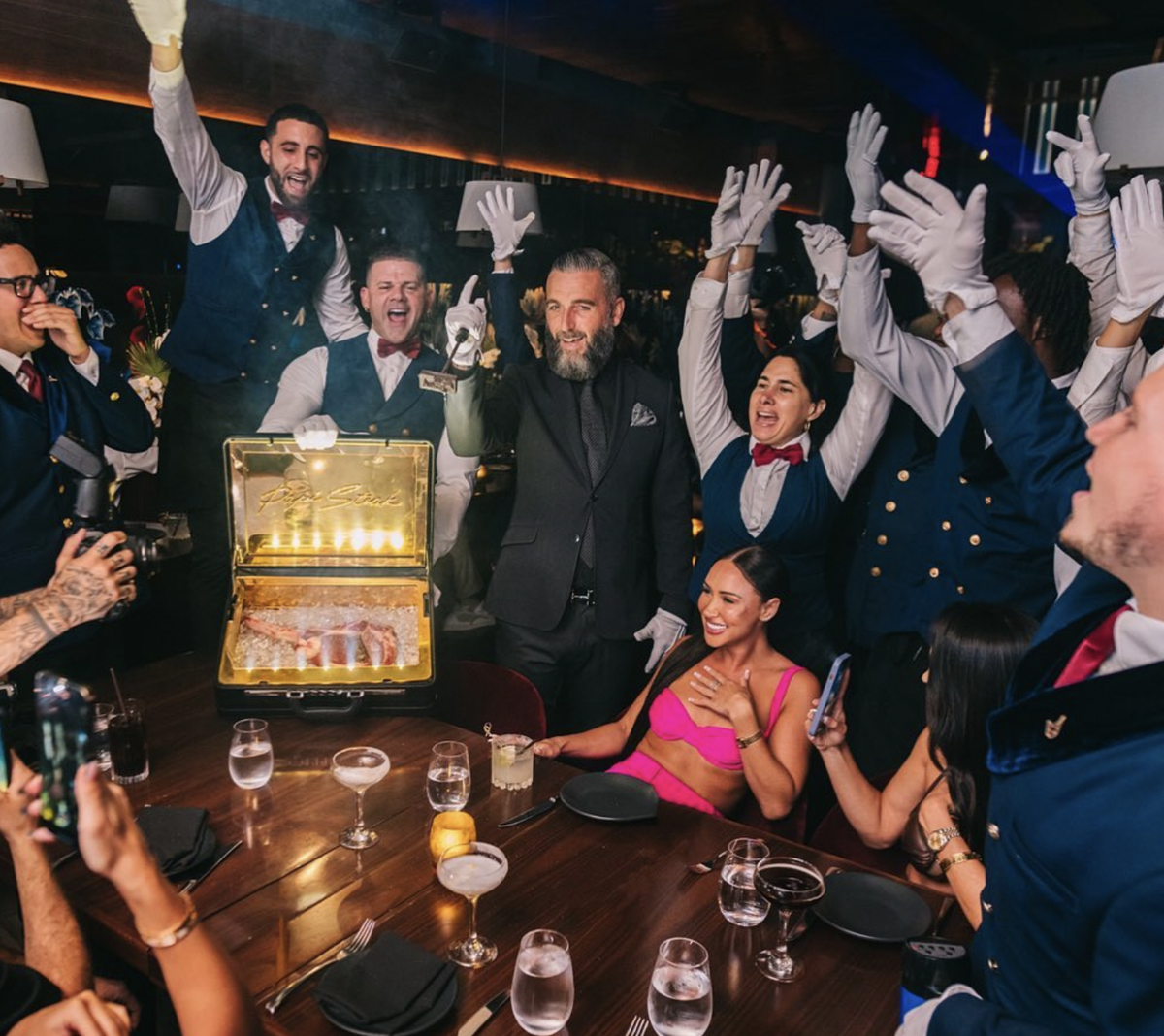 Papi Steak, que sirve un filete de $1,000  en un maletín, fue uno de los 100 restaurantes independientes con más ingresos del país en 2021.