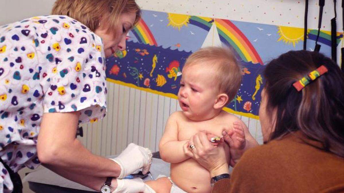 Desde el 1 de octubre de 2021 se ha diagnosticado hepatitis grave de causa desconocida al menos a 500 niños en 20 países, incluidos 180 en Estados Unidos. En esta fotografía, un asistente médico administra una vacuna contra la hepatitis B a un bebé de 9 meses.
