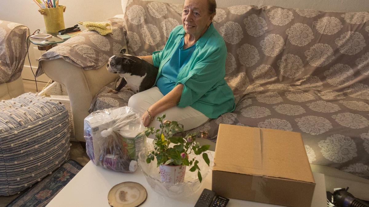 Agnes Berger, sobreviviente del Holocausto, con su perro Abigail después que Goodman Jewish Family Services le entregó un paquete de comida de Seder en su casa de Davie antes de la Pascua Judía.
