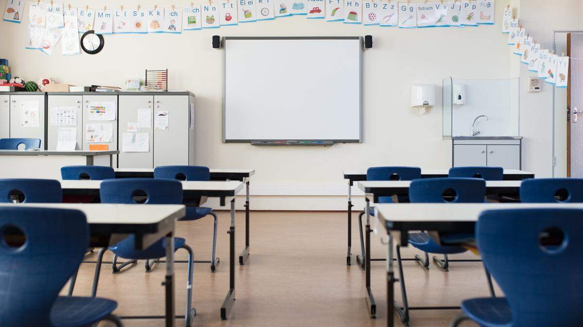 Broward schools extend closures to Thursday; Dade schools to reopen