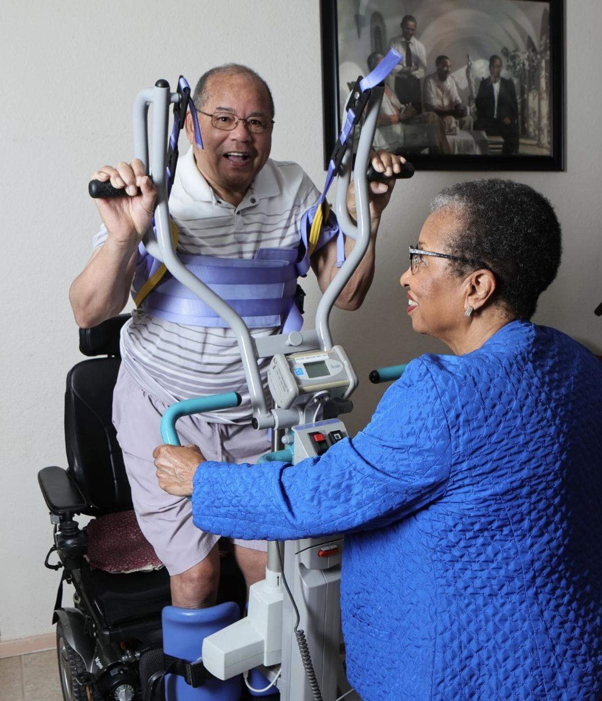 Al marido de Cheryl Brown, Hardy, le diagnosticaron esclerosis lateral amiotrófica, también conocida como enfermedad de Lou Gehrig, en 2002. No puede caminar, pero puede usar los brazos y las manos. Brown dice que “nunca tiene un descanso” de sus responsabilidades como cuidadora. 