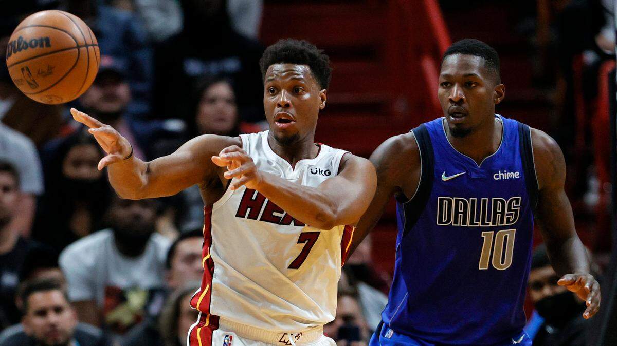 El armador del Heat, Kyle Lowry (7), pasa el balón ante la marca de Dorian Finney-Smith, de los Mavericks de Dallas, el 15 de febrero de 2022 en el FTX Arena, en Miami.