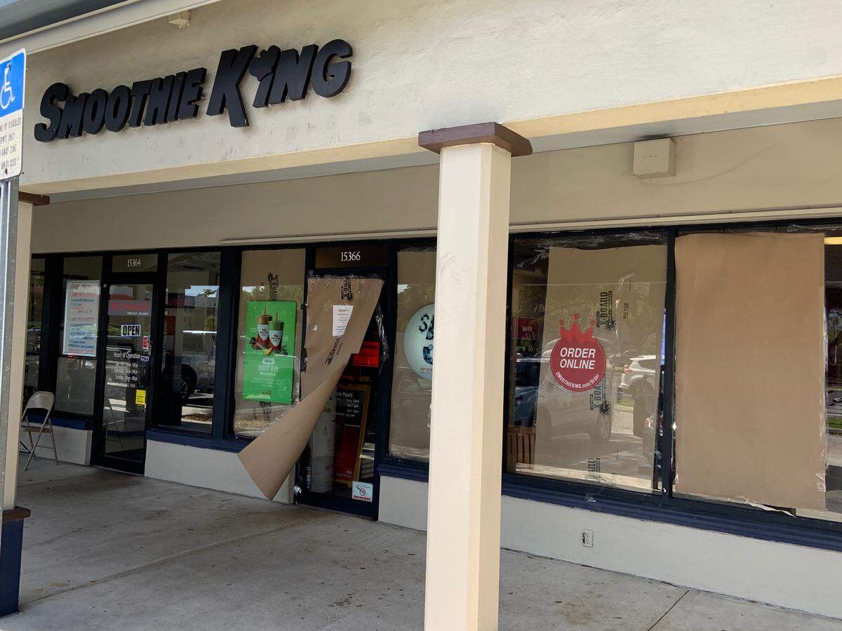The wind shows what’s under this Smoothie King’s brown covering: a Florida Department of Agriculture Stop Use Order that effectively closed the Smoothie King.