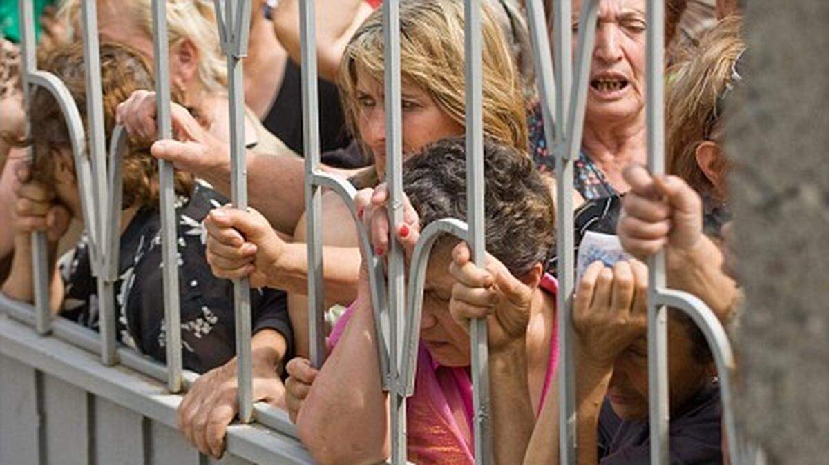 Residents of Gori waited to receive humanitarian aid from local authorities as Russia called for Georgian forces to surrender in the separatist enclave of Abkhazia.