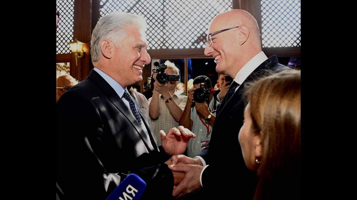 El gobernante cubano Miguel Díaz-Canel (izquierda) saluda al viceprimer ministro de Rusia, Dmitry Chernyshenko, durante un foro de negocios en La Habana, el viernes 19 de mayor de 2023.