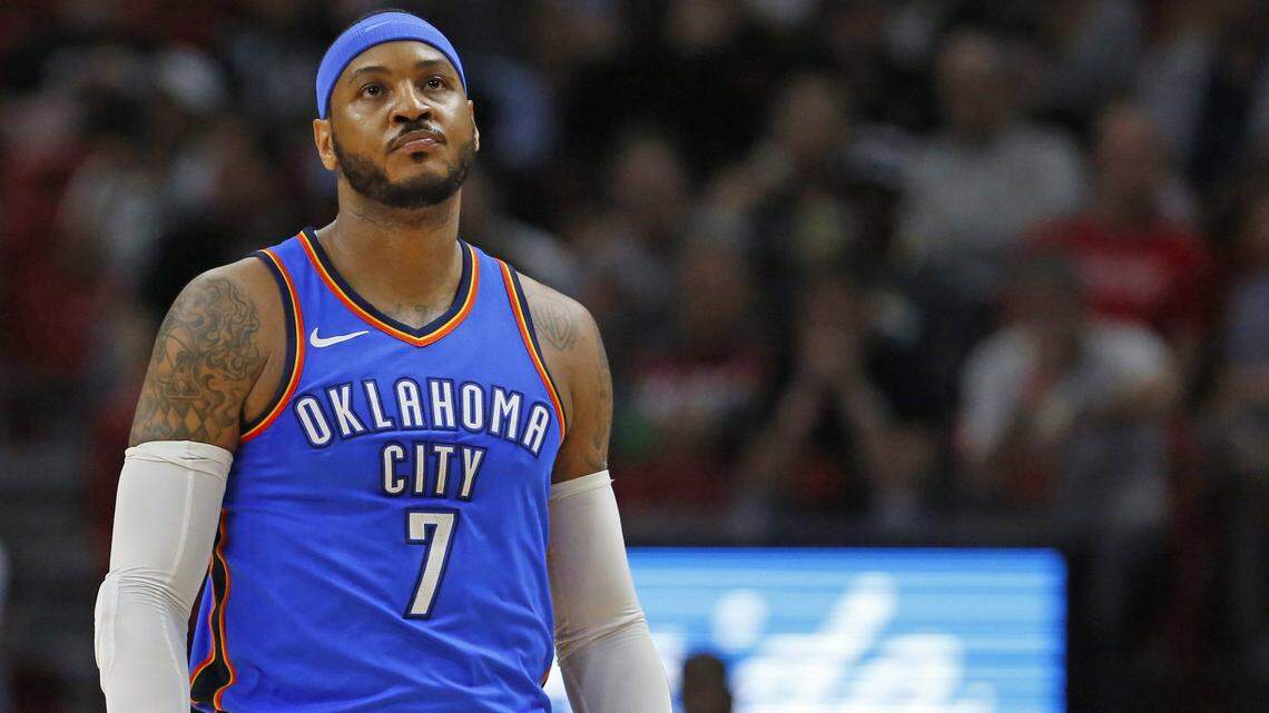 Carmelo Anthony, con la camiseta del Oklahoma City, observa el marcador en un juego contra el Heat, el 9 de abril en el American Airlines Arena.
