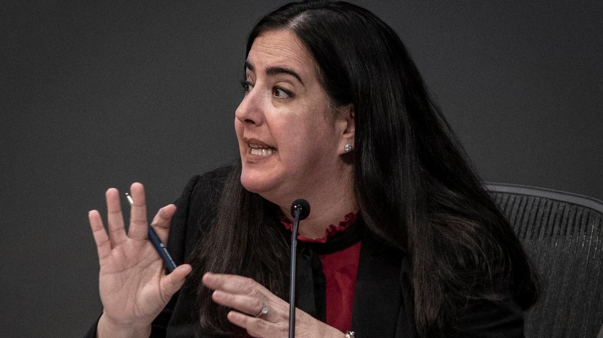La abogada municipal de Miami, Victoria Méndez, habla durante una reunión de la Comisión de Miami el 12 de enero de 2023.