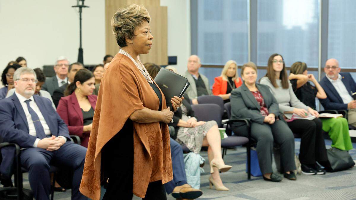 Barbara Bryan entra en la sala para ser entrevistada para el cargo de presidenta interin del Broward College en el campus de Fort Lauderdale, el martes 3 de octubre de 2023. Amy Beth Bennett / South Florida Sun Sentinel.