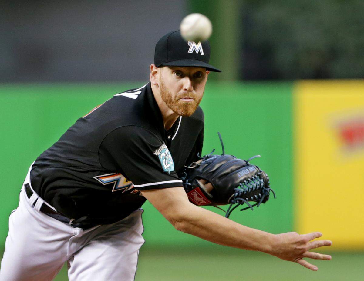 Marlins pitcher Dan Straily pitches in the second inning of the Miami Marlins vs Atlanta Braves game at Marlins Park, Friday, May 11, 2018.