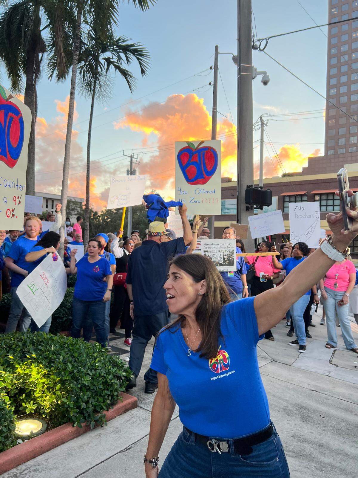 La presidenta del Sindicato de Maestros de Broward (BTU) Anna Fusco dirigiéndose a los maestros en un cántico afuera de Centro Administrativo Kathleen C. Wright Administration Center, en Fort Lauderdale. Los maestros se oponían a la propuesta de aumento del 1.7% del distrito el miércoles 8 de noviembre de 2023.