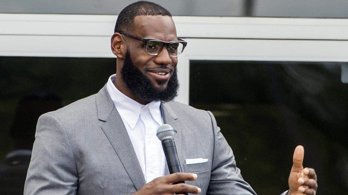 LeBron James habla en la inauguración de su escuela el 30 de julio en Akron, Ohio.